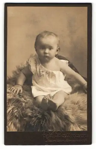 Fotografie Dallmann, Iserlohn, Portrait Baby auf einem Fell