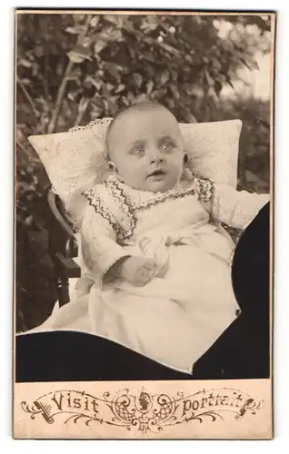 Fotografie Fotograf & Ort unbekannt, Portrait niedliches Baby auf einem Kissen