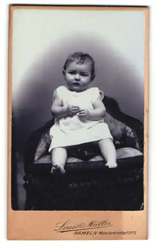 Fotografie Louis Müller, Hameln, Portrait Baby im Hemdchen