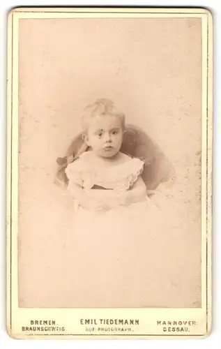 Fotografie Emil Tiedemann, Bremen, Portrait blondes Kleinkind im Rüschenhemd