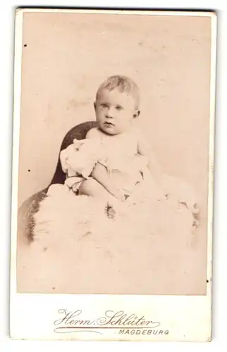 Fotografie Herm. Schlüter, Magdeburg, Portrait Baby mit erstauntem Blick