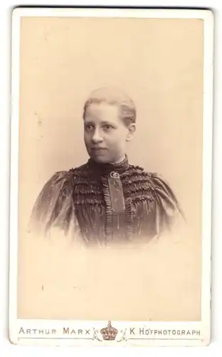 Fotografie Arthur Marx, Frankfurt a / M., München, Homburg v. d. H., Portrait junge Dame mit zurückgebundenem Haar
