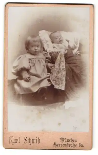 Fotografie Karl Schmid, München, Portrait niedliches Baby auf Kissen sitzend u. Schwester im hübschen Kleid