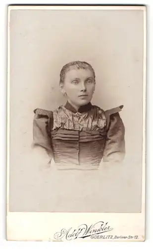 Fotografie Adolf Winkler, Goerlitz, Portrait junge Frau mit zusammengebundenem Haar