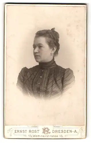 Fotografie Ernst Rost, Dresden-A, Portrait junge Frau mit zusammengebundenem Haar
