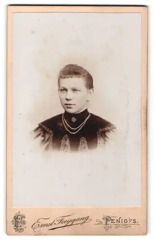 Fotografie Ernst Freygang, Penig i/S, Portrait junge Frau mit zusammengebundenem Haar