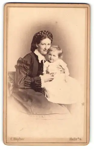 Fotografie C. Höpfner, Halle a/S, Portrait edle Dame mit Kind