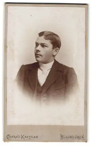 Fotografie Konrad Kaestlen, Blaubeuren, Portrait junger Mann in Anzug mit Krawatte