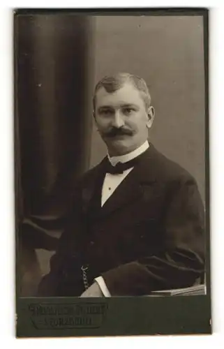 Fotografie Kunstlicht-Atelier, Pforzheim, Portrait Herr mit Oberlippenbart in Abendgarderobe