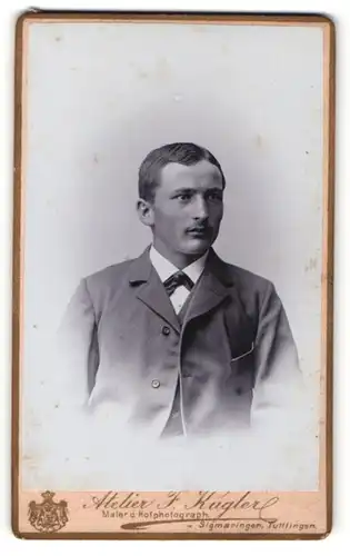 Fotografie Atelier F. Kugler, Sigmaringen, Portrait junger Herr im Anzug mit Krawattentuch