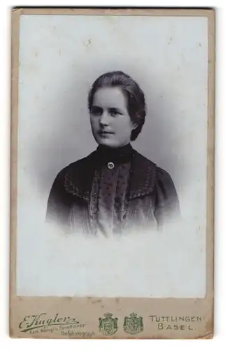 Fotografie E. Kugler, Tuttlingen, Portrait junge Frau in edler Bluse mit Brosche