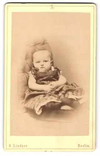 Fotografie O. Lindner, Berlin, Portrait missmutiges Baby im hübschen Kleid