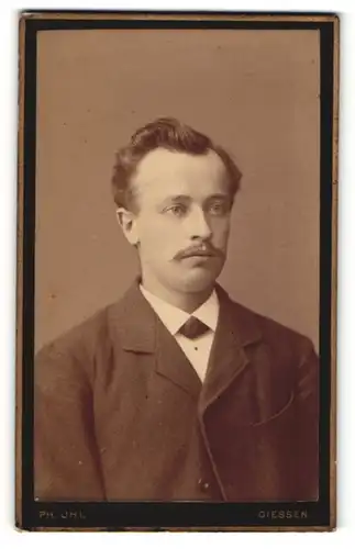 Fotografie Ph. Uhl, Giessen, Portrait charmanter junger Mann mit Oberlippenbart