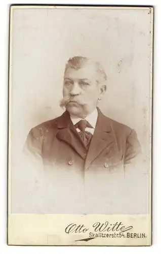 Fotografie Otto Witte, Berlin, Portrait betagter Herr mit grauem Haar und Schnurrbart