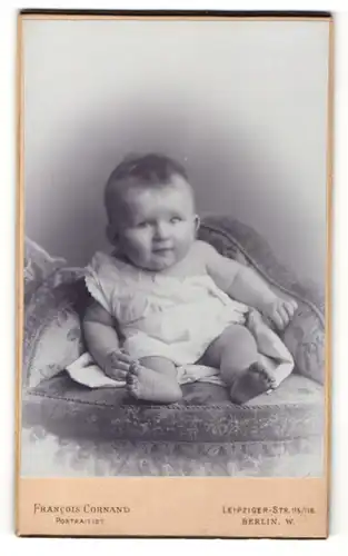 Fotografie Francois Cornand, Berlin, zuckersüsses Baby im weissen Hemdchen