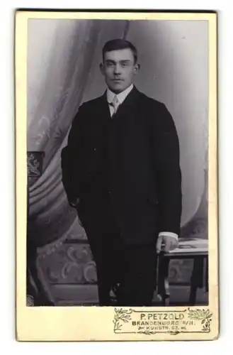 Fotografie P. Petzold, Brandenburg a. M., Portrait junger Mann mit Krawatte im Jackett