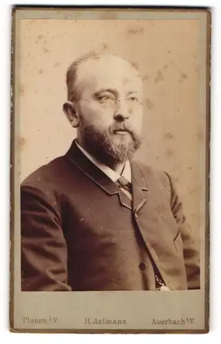 Fotografie H. Axtmann, Auerbach i / V., Portrait bürgerlicher Herr mit Brille u. Vollbart im Anzug