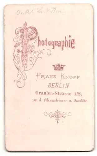 Fotografie Franz Knopf, Berlin, Portrait bürgerlicher Herr mit Oberlippenbart u. Fliege im Anzug