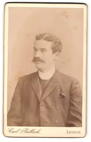 Fotografie Carl Bellach, Leipzig, Portrait charmanter Herr mit Schnauzbart im Anzug