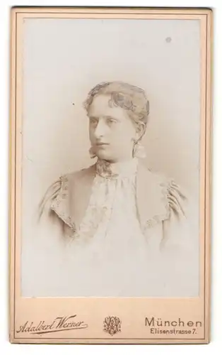 Fotografie Adalbert Werner, München, Portrait junge Dame mit zurückgebundenem Haar im eleganten Kleid