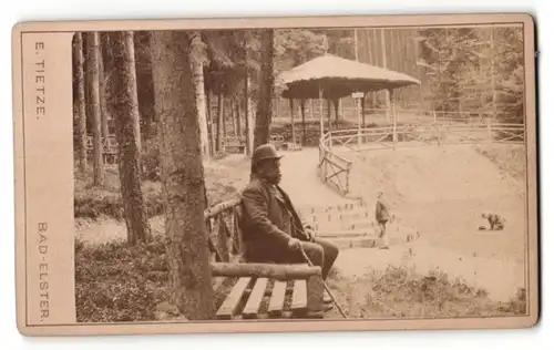 Fotografie E. Tietze, Bad Elster, rückseitige Ansicht Bad Elster, Villa Tietze, rückseitig Portrait Herr im Grünen