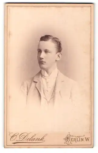 Fotografie C. Delank, Berlin-W., Portrait charmanter Herr mit Krawatte im Anzug