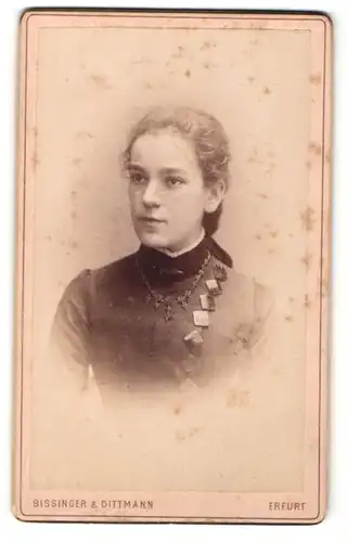 Fotografie Bissinger & Dittmann, Erfurt, Portrait Fräulein mit zusammengebundenem Haar