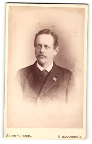Fotografie Anton Hruschka, Strassburg i/E, Portrait Herr in Anzug mit Anstecker