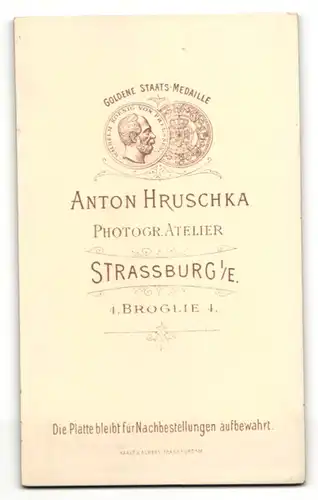 Fotografie Anton Hruschka, Strassburg i/E, Portrait Herr in Anzug mit Anstecker