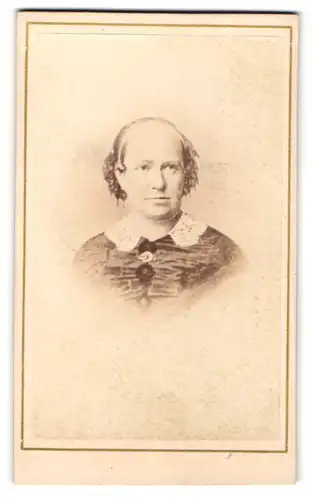 Fotografie unbekannter Fotograf und Ort, Portrait Dame mit zusammengebundenem Haar