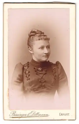 Fotografie Bissinger & Dittmann, Erfurt, Portrait junge Dame mit Haarknoten