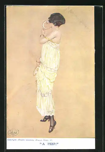 Künstler-AK Raphael Kirchner: A Peep. Dame in elegantem Kleid mit verrutschtem Träger blickt in Handspiegel