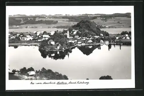 AK Mattsee, Totalansicht mit See und Landschaft mit Blick auf Kirche, Fliegeraufnahme