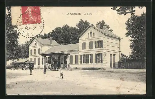 AK La Charite, La Gare, Bahnhof mit Pferdekutschen