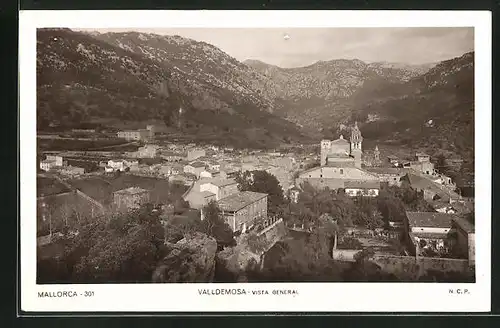 AK Valldemosa, Ortsansicht mit Blick auf Kirche und Berge
