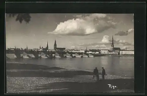 AK Riga, Blick vom Ufer auf Brücke mit Kirchtürmen