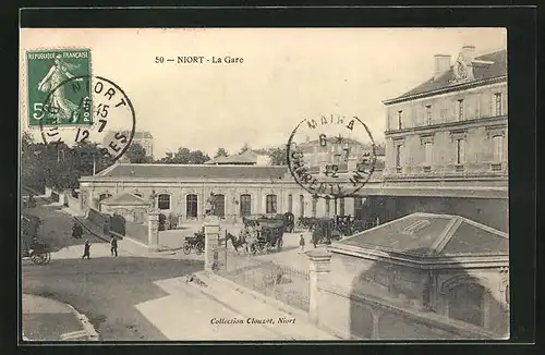 AK Niort, La Gare, Pferdekutschen vor dem Bahnhofsgebäude