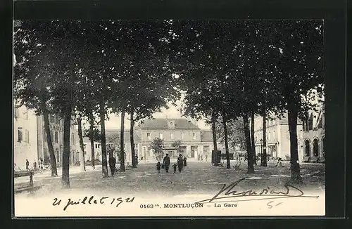 AK Montlucon, La Gare, Anwohner vor dem Bahnhofsgebäude