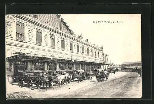 AK Marseille, La Gare, Pferdekutschen vor dem Bahnhofsgebäude