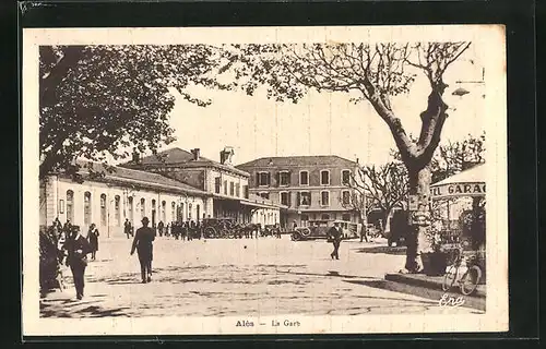 AK Ales, La Gare, Passanten am Bahnhofsgebäude