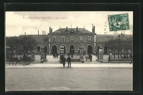 AK Chateauroux, La Gare, Passanten vor dem Bahnhofsgebäude