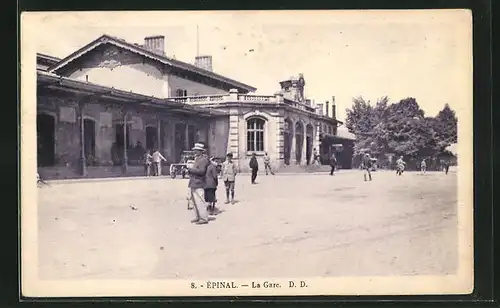 AK Epinal, La Gare, Passanten am Bahnhofsgebäude