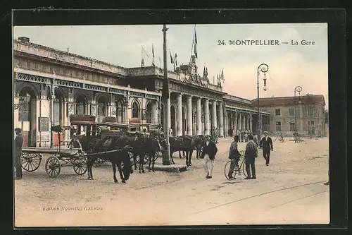 AK Montpellier, La Gare, Pferdekutschen vor dem Bahnhofsgebäude