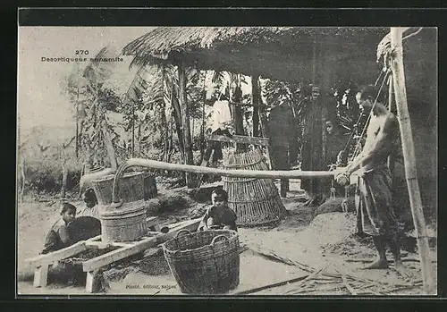 AK Saigon, Decortiqueur annamite, Vater und Kinder bei der Arbeit