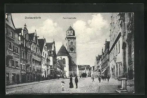 AK Donauwörth, Reichsstrasse mit Geschäften, Blick zum Münster