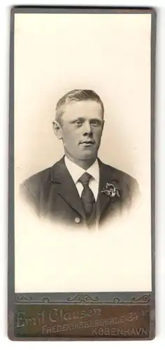 Fotografie Emil Clausen, Kobenhavn, junger Mann in Anzug mit Krawatte und Einstecktuch