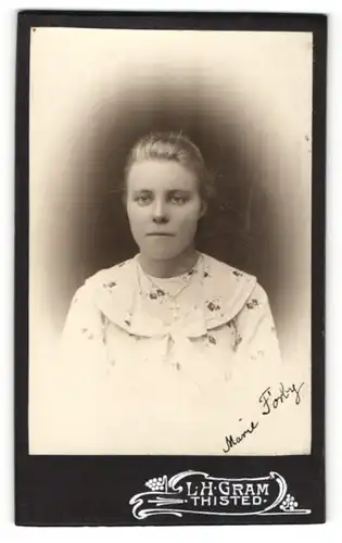 Fotografie L. H. Gram, Thisted, junge Dame in gemusterter Bluse mit Kreuzkette