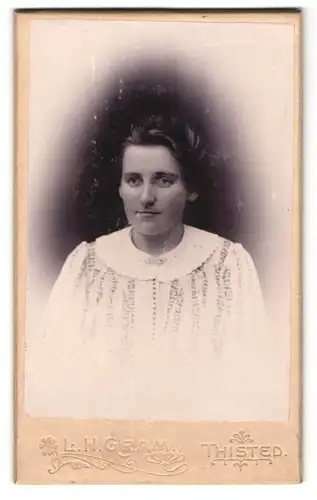 Fotografie L. H. Gram, Thisted, junge Dame in gemusterter Bluse