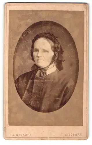 Fotografie T. J. Dickopf, Siegburg, Portrait betagte Dame mit schwarzer Rüschenhaube und Schleife am Kragen