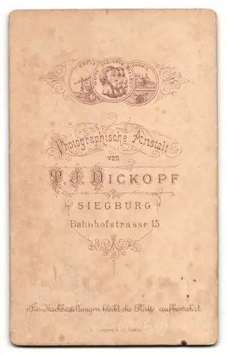 Fotografie T. J. Dickopf, Siegburg, Portrait betagte Dame mit schwarzer Rüschenhaube und Schleife am Kragen